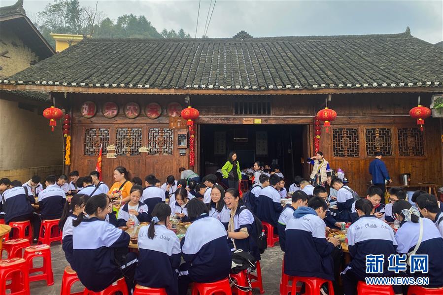 （在習(xí)近平新時代中國特色社會主義思想指引下——新時代新作為新篇章·習(xí)近平總書記關(guān)切事·圖文互動）（2）精準(zhǔn)扶貧7年，十八洞村“長”出10余種新職業(yè)