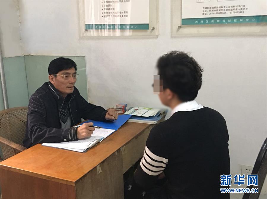 (新華全媒頭條·圖文互動(dòng))(2)不放棄每一位病患——抗艾一線(xiàn)工作者群像掃描