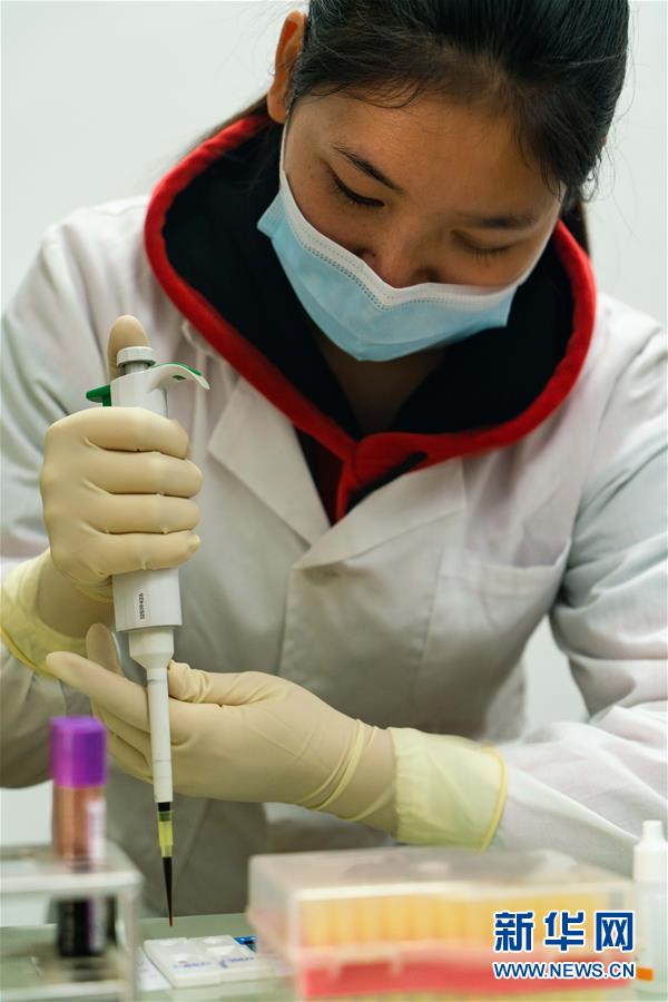 (新華全媒頭條·圖文互動(dòng))(6)不放棄每一位病患——抗艾一線(xiàn)工作者群像掃描