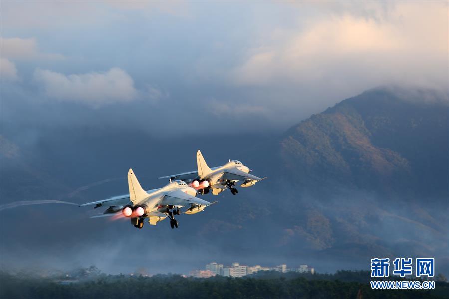 （新華全媒頭條·圖文互動(dòng)）（2）沿著中國(guó)特色強(qiáng)軍之路闊步前進(jìn)——黨中央、中央軍委領(lǐng)導(dǎo)推進(jìn)國(guó)防和軍隊(duì)建設(shè)70年紀(jì)實(shí)