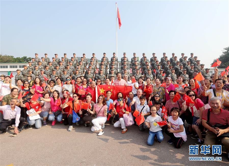 （圖文互動(dòng)）（4）“我和我的祖國(guó)，一刻也不能分割”——解放軍駐香港部隊(duì)與市民共同慶祝國(guó)慶70周年見(jiàn)聞