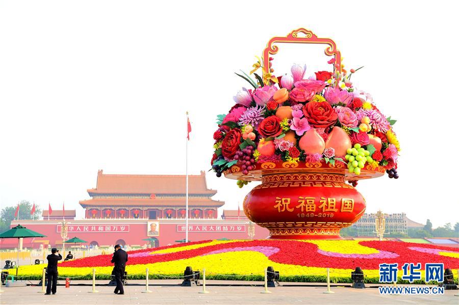 （圖文互動(dòng)）（2）7小時(shí)組裝！18米高巨型“花果籃”亮相天安門廣場(chǎng)