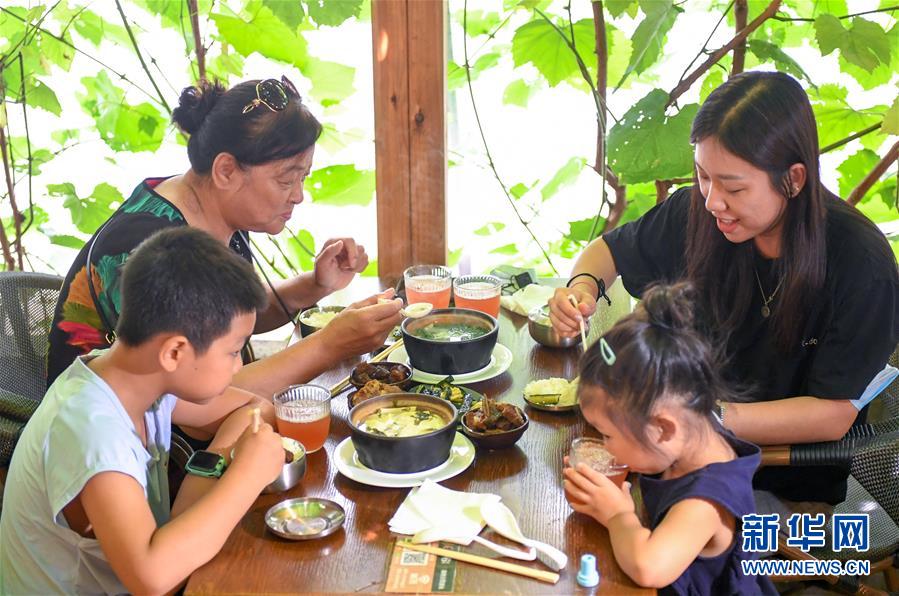 （在習(xí)近平新時(shí)代中國特色社會(huì)主義思想指引下——新時(shí)代新作為新篇章·習(xí)近平總書記關(guān)切事·圖文互動(dòng)）（6）珍惜盤中餐，狠剎浪費(fèi)風(fēng)——各地積極行動(dòng)堅(jiān)決制止餐飲浪費(fèi)