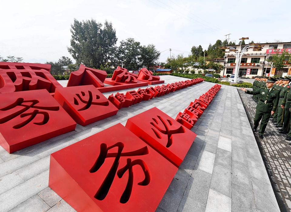 全面從嚴(yán)治黨，以更高能力和水平引領(lǐng)新時代