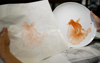 魚(yú)躍盤中：活靈活現(xiàn)的瓷畫(huà)技藝