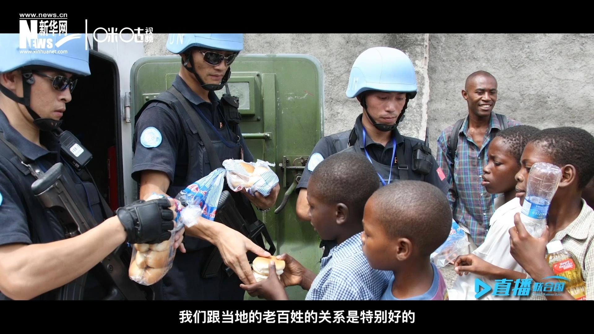 這群胸前印著五星紅旗的警察，在當(dāng)?shù)孛癖娦睦镉兄恋榈榈姆萘?，也傳遞出許多的善意與感動(dòng)。