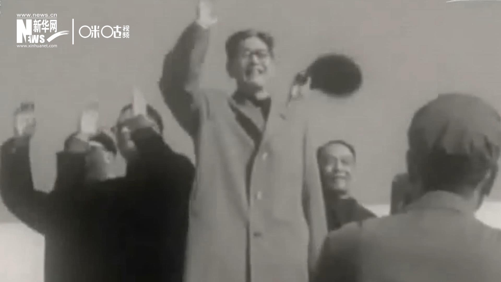 1971年11月9日，全新成立的中國聯(lián)合國代表團在群眾的歡呼與掌聲中登上專機，正式開啟了中國的聯(lián)合國之旅。