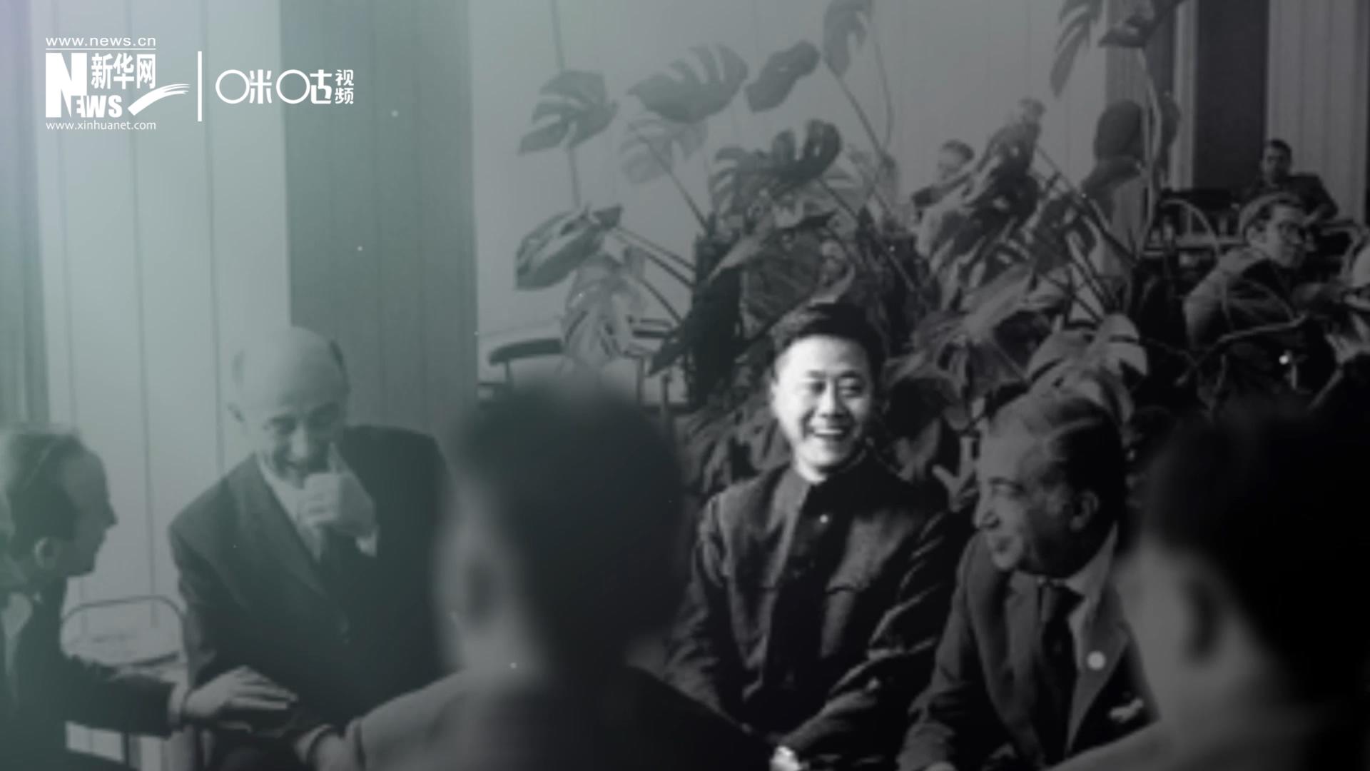 照片里的這個人是高梁，原新華社國際部記者。原本作為代表團隨行記者的他接到通知，由他帶領(lǐng)一支先遣小組先行去紐約。
