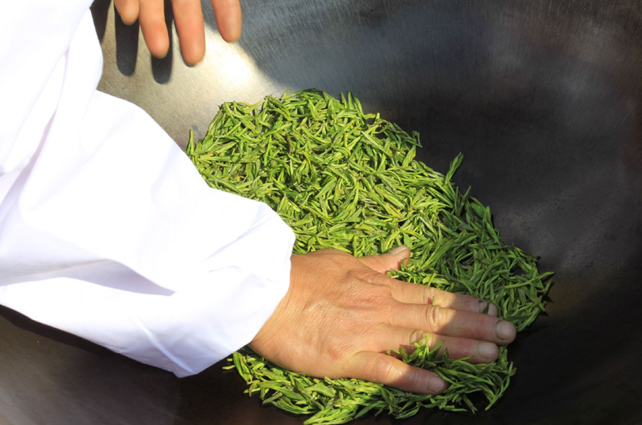 好茶占盡天時(shí)地利，炒茶師月入三五萬(wàn)