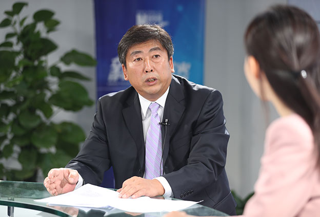 具體落在實處就是把方向，管大局，保落實