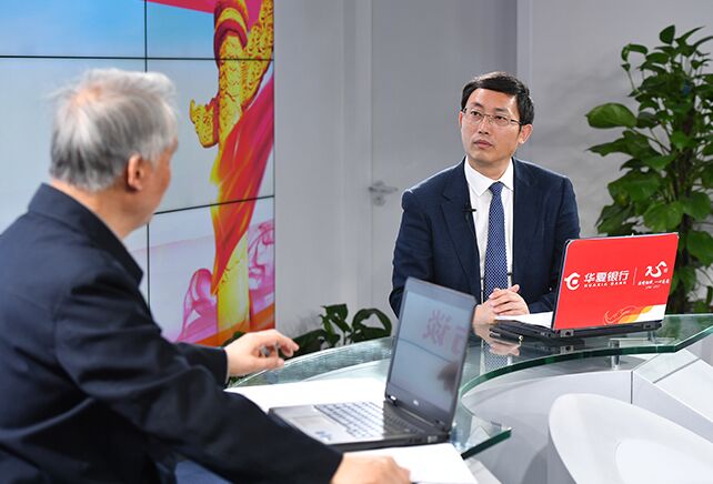 您再給我們梳理一下，黨章中有關(guān)“基本路線”的修改情況。