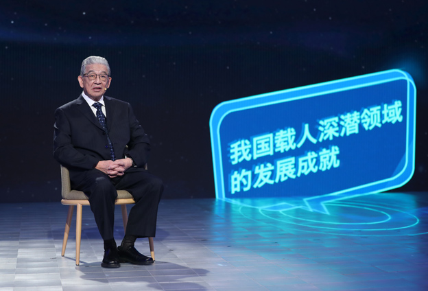 抱著要建造先進(jìn)的海軍裝備保家衛(wèi)國的心愿，考入了交通大學(xué)造船系