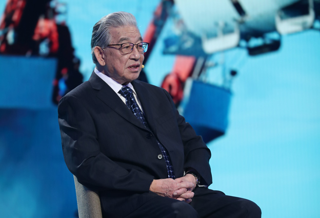 中華民族實現(xiàn)了可上九天攬月，可下五洋捉鱉的宏偉夙愿