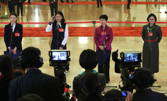 吳敏霞、杜玉濤、蒙曼、盧麗安代表接受采訪