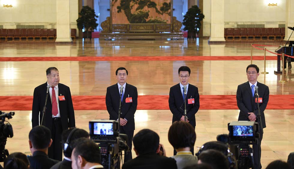凌解放、王立平、徐川、黃一兵接受采訪