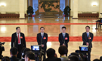 凌解放、王立平、徐川、黃一兵代表接受采訪