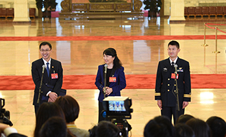 孟祥飛、李媛、曹先建代表接受采訪