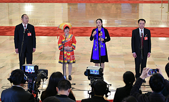 蔡松濤、杜麗群、楊小玲、賈立群代表接受采訪
