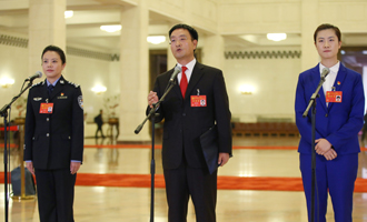 李貝、裴春亮、丁寧代表接受采訪