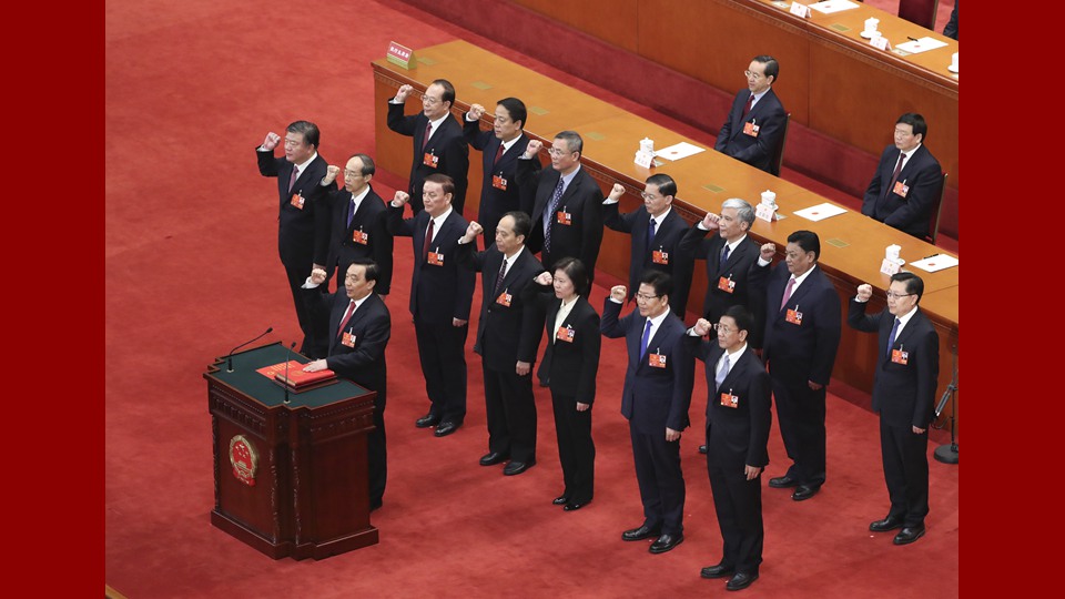 新當(dāng)選的全國人大常委會(huì)副委員長、秘書長進(jìn)行憲法宣誓