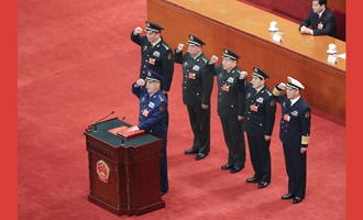 中央軍委副主席、委員進(jìn)行憲法宣誓