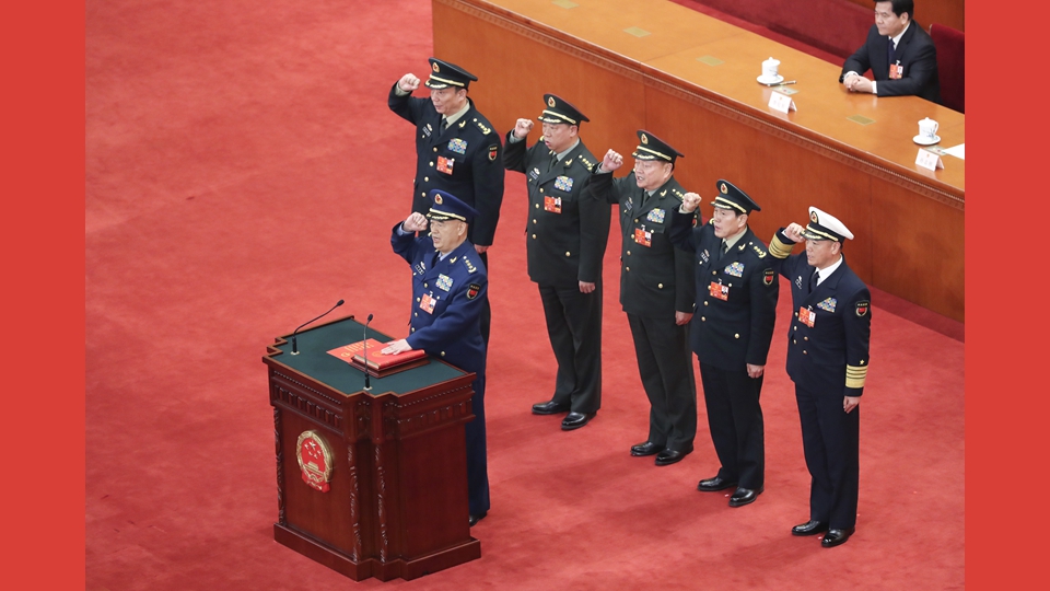 中央軍委副主席、委員進(jìn)行憲法宣誓