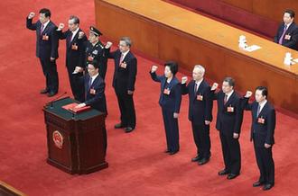 國務(wù)院副總理、國務(wù)委員、秘書長進(jìn)行憲法宣誓