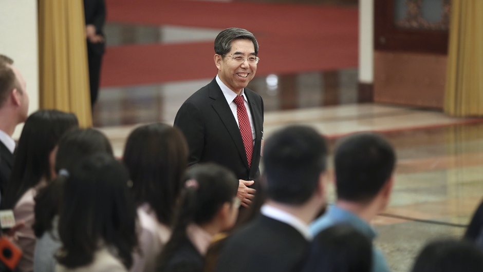 馬建堂步入&ldquo;部長通道&rdquo;，準(zhǔn)備接受采訪