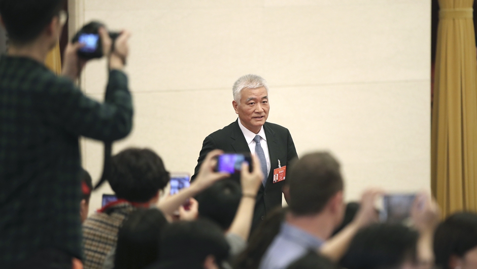 王志剛步入&ldquo;部長通道&rdquo;，準(zhǔn)備接受采訪