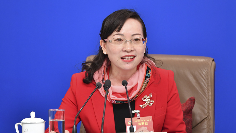 全國政協(xié)委員、湖南省湘西土家族苗族自治州政協(xié)副主席 石紅