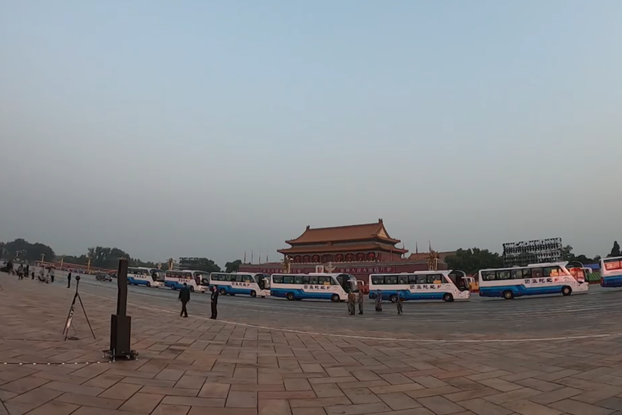 10月1日清晨的天安門城樓和長安街，燈火通明，正在準備慶祝大會的工作人員雖然緊張忙碌，但仍顯得井然有序
