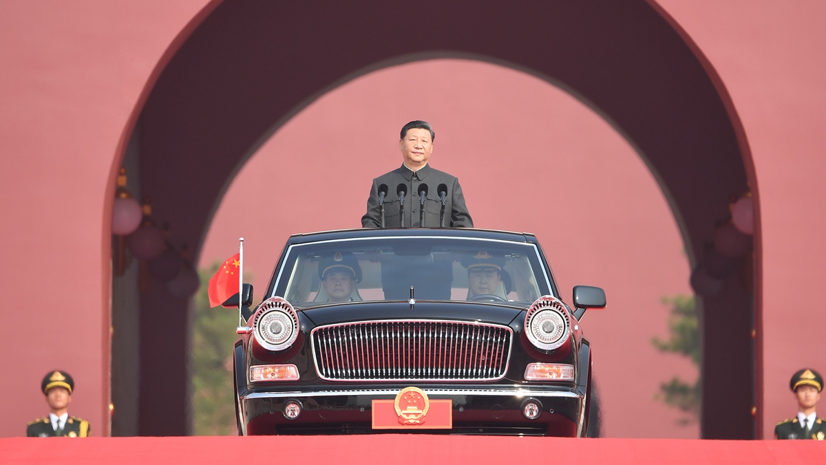 習(xí)近平乘坐檢閱車，經(jīng)過金水橋，駛上長安街