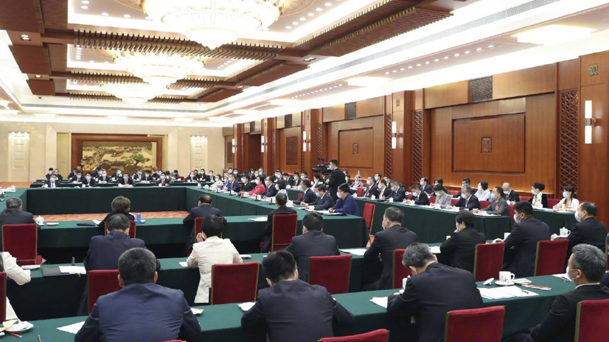 出席十三屆全國人大三次會議的代表團(tuán)分組審議政府工作報告，來看審議現(xiàn)場