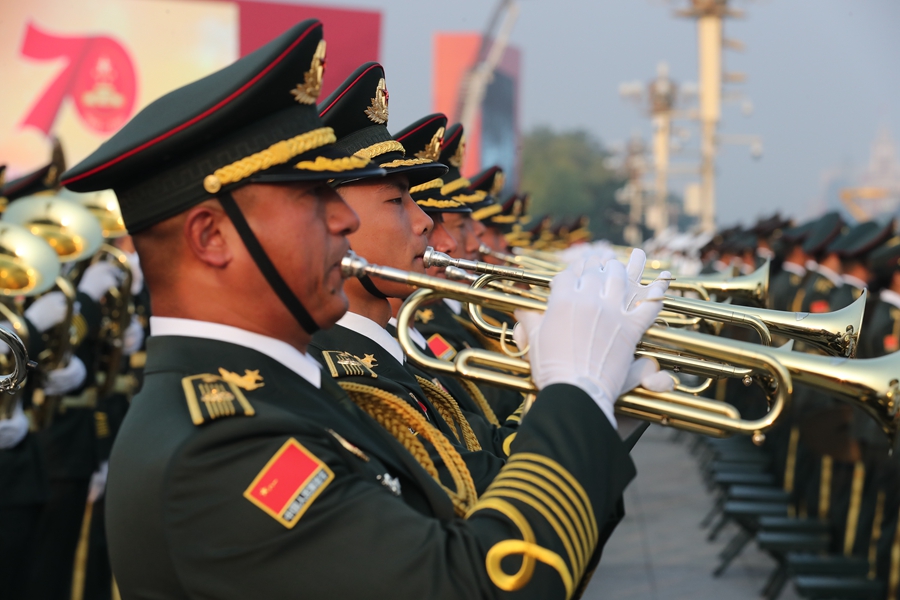 解放軍聯(lián)合軍樂團在廣場就位后進行準備工作和試奏。據(jù)了解，解放軍聯(lián)合軍樂團此次演奏是從開國大典至今歷次閱兵以來演奏曲目最多的一次，不少曲目是為此次閱兵量身打造的全新作品，此次也是歷次女演奏員最多的一次。