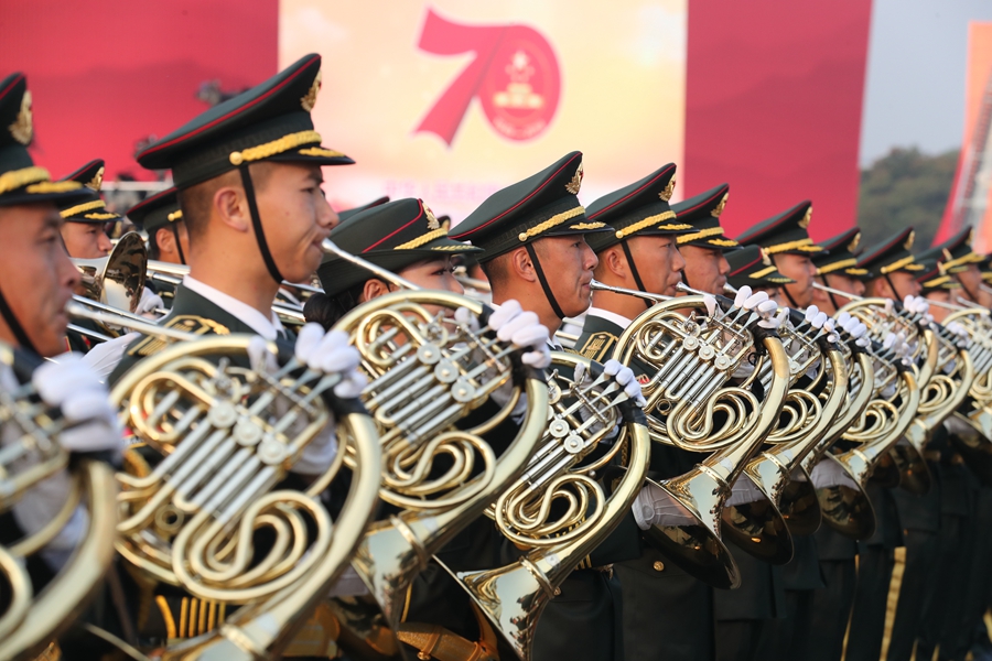 解放軍聯(lián)合軍樂團在廣場就位后進行準備工作和試奏。據(jù)了解，解放軍聯(lián)合軍樂團此次演奏是從開國大典至今歷次閱兵以來演奏曲目最多的一次，不少曲目是為此次閱兵量身打造的全新作品，此次也是歷次女演奏員最多的一次。