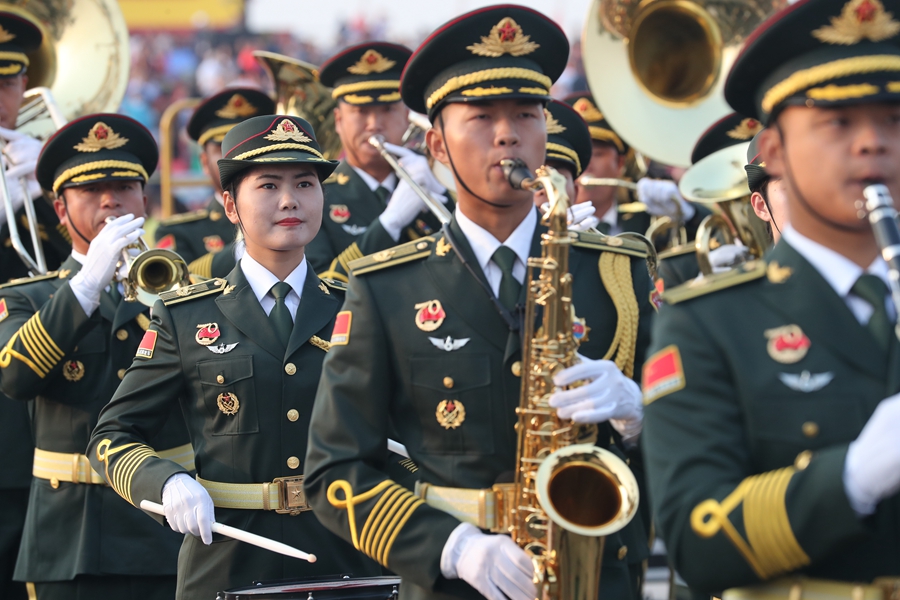 解放軍聯(lián)合軍樂團在廣場就位后進行準備工作和試奏。據(jù)了解，解放軍聯(lián)合軍樂團此次演奏是從開國大典至今歷次閱兵以來演奏曲目最多的一次，不少曲目是為此次閱兵量身打造的全新作品，此次也是歷次女演奏員最多的一次。