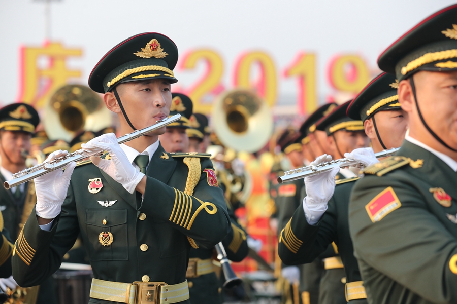 解放軍聯(lián)合軍樂團在廣場就位后進行準備工作和試奏。據(jù)了解，解放軍聯(lián)合軍樂團此次演奏是從開國大典至今歷次閱兵以來演奏曲目最多的一次，不少曲目是為此次閱兵量身打造的全新作品，此次也是歷次女演奏員最多的一次。