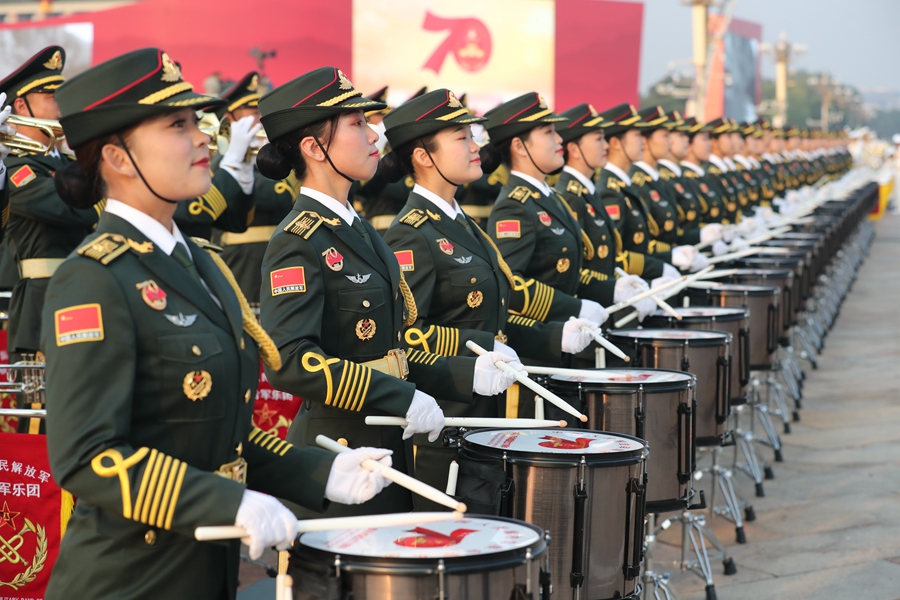 解放軍聯(lián)合軍樂團在廣場就位后進行準備工作和試奏。據(jù)了解，解放軍聯(lián)合軍樂團此次演奏是從開國大典至今歷次閱兵以來演奏曲目最多的一次，不少曲目是為此次閱兵量身打造的全新作品，此次也是歷次女演奏員最多的一次。