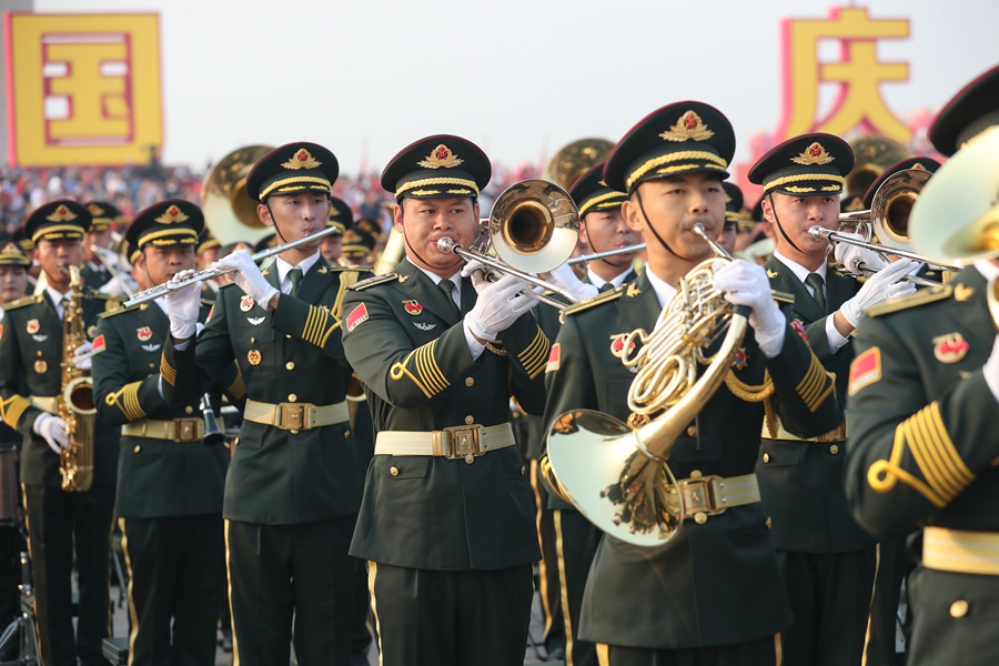 解放軍聯(lián)合軍樂團在廣場就位后進行準備工作和試奏。據(jù)了解，解放軍聯(lián)合軍樂團此次演奏是從開國大典至今歷次閱兵以來演奏曲目最多的一次，不少曲目是為此次閱兵量身打造的全新作品，此次也是歷次女演奏員最多的一次。