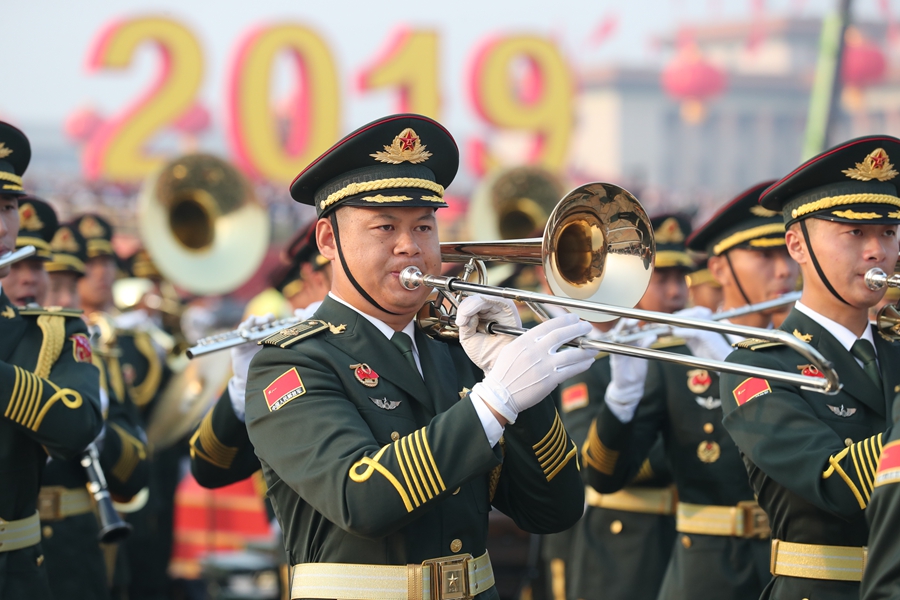 解放軍聯(lián)合軍樂團在廣場就位后進行準備工作和試奏。據(jù)了解，解放軍聯(lián)合軍樂團此次演奏是從開國大典至今歷次閱兵以來演奏曲目最多的一次，不少曲目是為此次閱兵量身打造的全新作品，此次也是歷次女演奏員最多的一次。