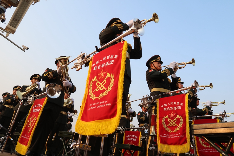 解放軍聯(lián)合軍樂團在廣場就位后進行準備工作和試奏。據(jù)了解，解放軍聯(lián)合軍樂團此次演奏是從開國大典至今歷次閱兵以來演奏曲目最多的一次，不少曲目是為此次閱兵量身打造的全新作品，此次也是歷次女演奏員最多的一次。