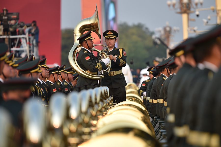 解放軍聯(lián)合軍樂團在廣場就位后進行準備工作和試奏。據(jù)了解，解放軍聯(lián)合軍樂團此次演奏是從開國大典至今歷次閱兵以來演奏曲目最多的一次，不少曲目是為此次閱兵量身打造的全新作品，此次也是歷次女演奏員最多的一次。