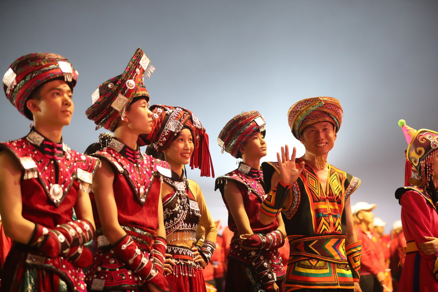 好兒好女好家園，齊心奔小康，共圓中國夢