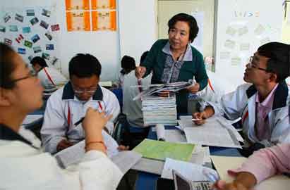 不讓一個學(xué)生掉隊&mdash;&mdash;記甘肅省嘉峪關(guān)市酒鋼三中教師閆桂珍