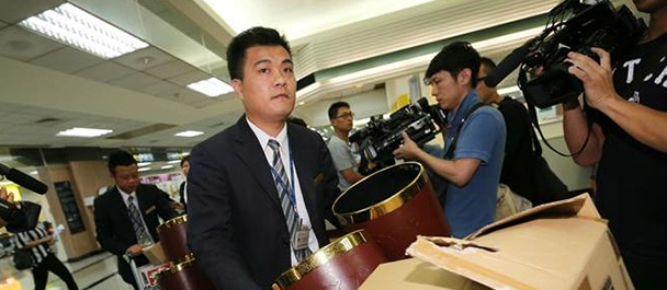 禮儀公司帶著遺體袋、骨灰壇協(xié)助處理善后