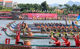 2018海峽兩岸龍舟賽開幕，53支隊(duì)伍競(jìng)渡   組圖