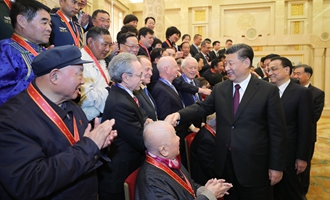 慶祝大會結束后，習近平等會見受表彰人員及親屬代表