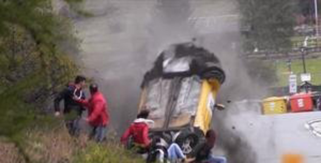 史上最幸運撞車！圍觀群眾躲過一劫