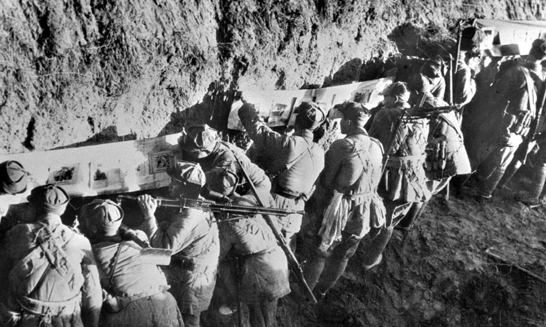 1948年冬，淮海戰(zhàn)役期間，雙堆集前沿陣地舉辦的戰(zhàn)地影展，深受解放軍戰(zhàn)士歡迎。新華社稿  袁克忠攝