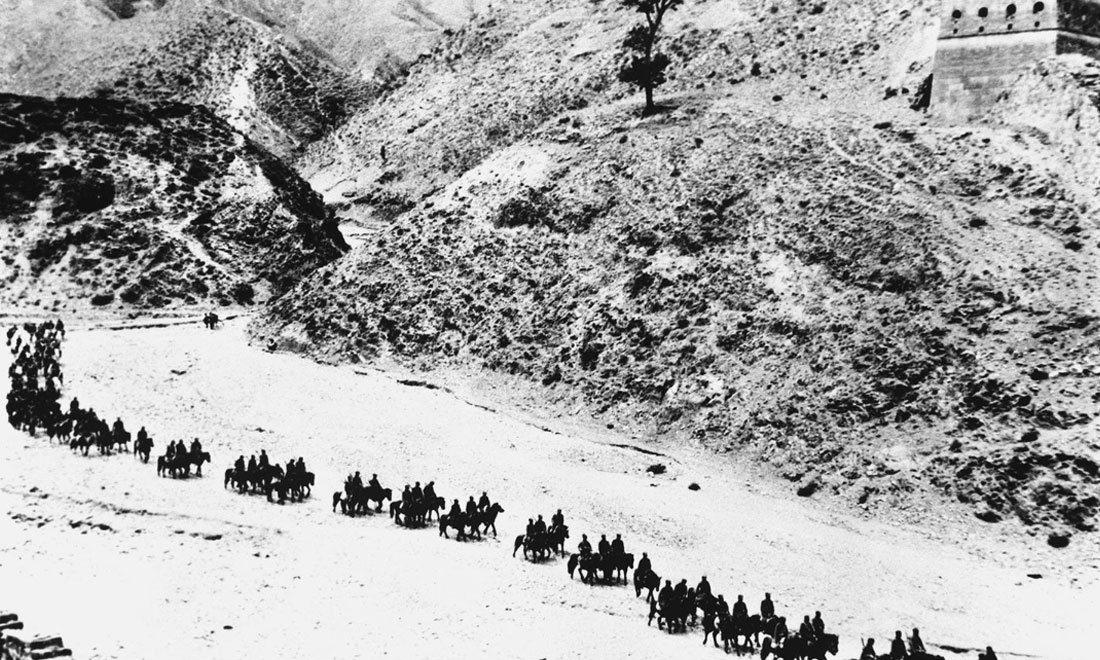 1937年11月太原失守后，八路軍向華北敵后挺進(jìn)，分兵發(fā)動(dòng)群眾，開(kāi)展敵后游擊戰(zhàn)爭(zhēng)，創(chuàng)建敵后根據(jù)地。新華社稿　沙飛攝